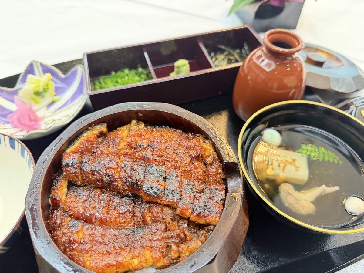 alohastyle1's tweet photo. あつた蓬萊軒のひつまぶしが東京で食べれる⁉️と言うので行ってきた〜会席コースのみと言うので調べたら本店コースより500円安い、但しホテルなのでサービス料が(笑)大変美味しく大満足だったので良しとしよう
#あつた蓬萊軒本店
#名古屋めし
#元祖ひつまぶし
#ホテルニューオオタニあつた蓬萊軒フェア https://t.co/R8CltK26lI