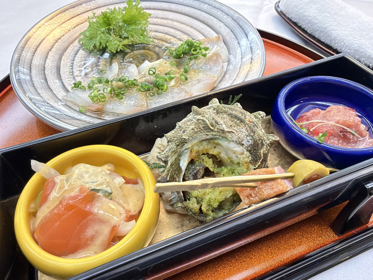 alohastyle1's tweet photo. あつた蓬萊軒のひつまぶしが東京で食べれる⁉️と言うので行ってきた〜会席コースのみと言うので調べたら本店コースより500円安い、但しホテルなのでサービス料が(笑)大変美味しく大満足だったので良しとしよう
#あつた蓬萊軒本店
#名古屋めし
#元祖ひつまぶし
#ホテルニューオオタニあつた蓬萊軒フェア https://t.co/R8CltK26lI