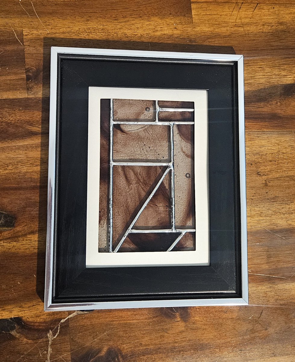 _muddx_'s tweet photo. Moved on from the premade kits and made simple shape rectangle stained glass thingy. I wanted to test putting something a frame too. I think it turned out great! I wanna find a more fitting frame for this, but all in all, i think its amazing 🤩 https://t.co/idvitKyGEz