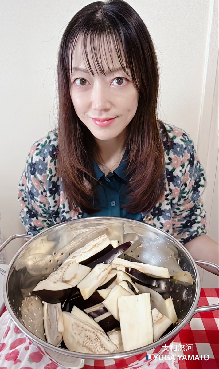 YugaYamato0804's tweet photo. パリ🇫🇷3年目にして、初めて買った大きな茄子🍆
毎日のように見ていたのに、あまりに大きくて、大好きなのに買ったことなかった。

買ってからも、中はどうなっているんだろう、と。
切るのもちょっと怖かった。

やっと切ってみたら……
一つで、こんなにたくさん😍

新しい一週間も、見慣れた秋の景色の中に、まだ知らない発見がありますように🍂
みなさん、素敵な秋を
🍄🍆🧄！ Bisous😘✨