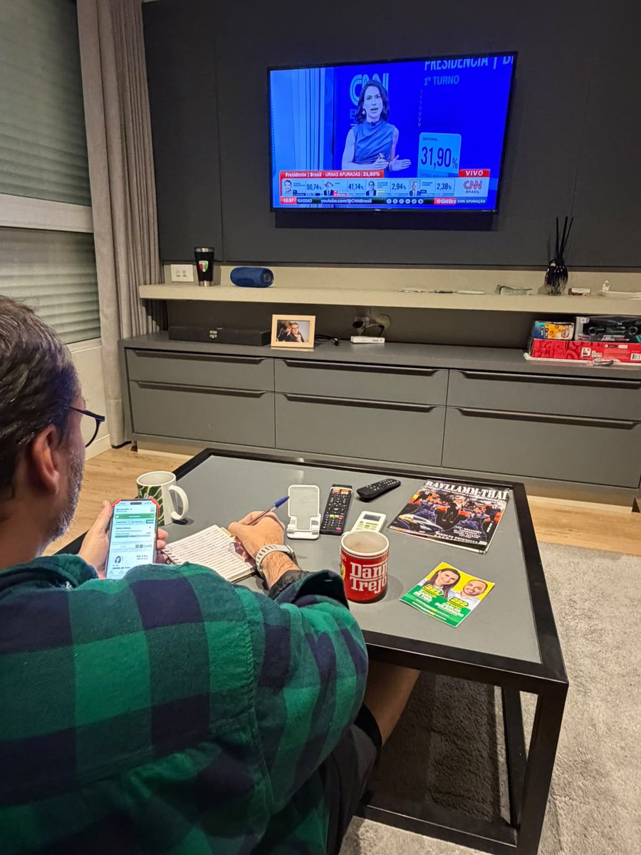 CarlosBolsonaro's tweet photo. Seguindo a tradição, acompanhando e escrevendo as progressões da apuração em casa, em São José / SC. https://t.co/9gdgwt4wNt