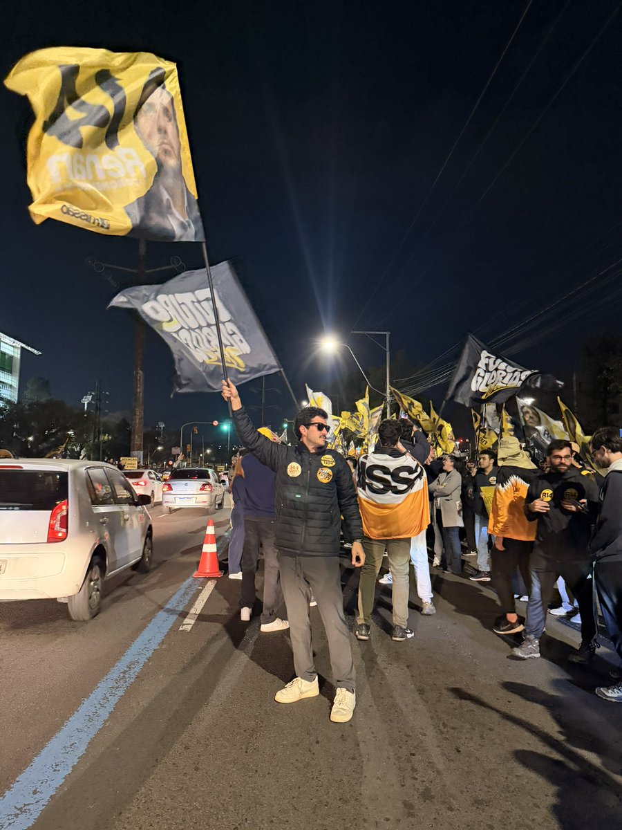 GuiMedon's tweet photo. EU SÓ RESPEITO O SACRIFÍCIO.

Aqui vai um desabafo sobre a minha PRIMEIRA ELEIÇÃO. E a ironia é que já fazem 18 anos desde a minha primeira votação em um processo eleitoral.

Quero começar me desculpando caso pareça prepotente. Não é minha intenção.

Naquele momento, eu era como 99% da população brasileira: somente um indignado — embora a população tenha perdido essa capacidade —, bravo sem saber com o quê, movido pelos incentivos mais curto-prazistas possíveis.

O diferencial: eu era um curioso. Sempre fui. Mas os prazeres mundanos insistiam em empurrar essa vontade para o futuro. Reclamava, mas não sabia o que construir, nem como.

Admirei de longe a revolução antipetista que criou a “direita” no Brasil em 2013. Comentava sobre política com ares de sabedoria, com a arrogância de quem julga saber muito por, tão somente, sei lá, saber definir que a esquerda é comunismo e a direita é capitalismo — UAUU —, quando, na real, eu não sabia porra nenhuma.

Não que hoje eu saiba de tudo. NÃO MESMO.

Há dois anos, entrei em uma jornada de descobrimento próprio. Foi nessa jornada que agucei aquela curiosidade que havia deixado de lado. Foi ali que aprendi a me questionar, a questionar minhas escolhas, a me aprofundar nas coisas, a não acreditar cegamente..

Essa jornada de dois anos me transformou mais do que todos os 34 anos que a precederam. Foi a partir dali que aprendi a ter a humildade de entender que eu não sei de nada.

E, quando assumimos isso, nossa vida se torna melhor, nossas relações se tornam melhores, nós próprios nos tornamos melhores. Mas o mais importante é que foi a partir dali que encontrei o propósito da minha vida.

PERDI A VERGONHA DE SER IDEALISTA.

EU QUERO MUDAR O MUNDO.

Pode parecer pretensioso, mas o pretensioso, nesse caso, é o horizonte de quem ousa, de quem tem coragem, de quem está disposto a perder, A SE SACRIFICAR.

O incentivo correto agora estava ali. Do que mais eu precisava?

De um grupo que tivesse o mesmo sonho que eu, a mesma obsessão e a mesma obstinação.

O incentivo é importante, mas ter com quem compartilhar o fardo éMalinda mais. E, mais do que isso, ter em quem se espelhar é fundamental.

Em um post do ano passado, eu disse que aquele fora o melhor ano da minha vida, mas que este seria ainda maior e melhor.

Eu acertei.

E só acertei porque ousei IR e FAZER.

Não segui a manada. Perdi prazeres fugazes, amizades superficiais; passei a ser criticado e xingado pelas minhas posições e crenças; perdi seguidores; perdi momentos com a minha família, com a minha filha.

E, no fim, é disso que se trata este relato.

Ao perder, passei a dar o exemplo.

Como dito, a previsão era de que este ano seria melhor. E foi.

E agora serei ainda mais ousado e faço outra previsão:

EM 30 ANOS, EU E MEU GRUPO FAREMOS O BRASIL TER O FUTURO QUE MERECE.

UM FUTURO GLORIOSO.

Obrigado a todos os novos e velhos amigos que fizeram parte dessa etapa da minha vida.

Tô orgulhoso pra caralho e com um sentimento de — por ora — dever cumprido, mas com vontade de dobrar os esforços.