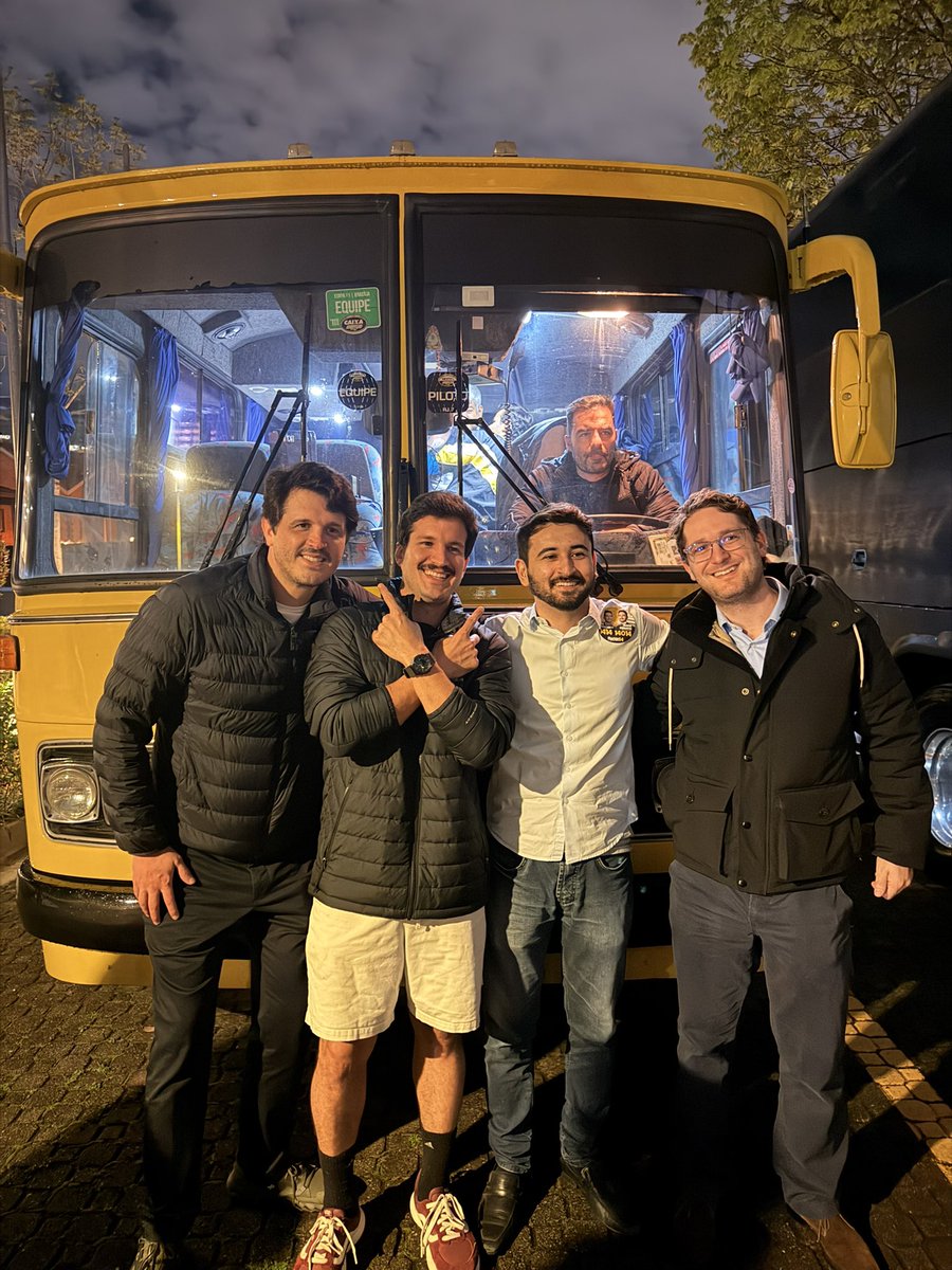 GuiMedon's tweet photo. EU SÓ RESPEITO O SACRIFÍCIO.

Aqui vai um desabafo sobre a minha PRIMEIRA ELEIÇÃO. E a ironia é que já fazem 18 anos desde a minha primeira votação em um processo eleitoral.

Quero começar me desculpando caso pareça prepotente. Não é minha intenção.

Naquele momento, eu era como 99% da população brasileira: somente um indignado — embora a população tenha perdido essa capacidade —, bravo sem saber com o quê, movido pelos incentivos mais curto-prazistas possíveis.

O diferencial: eu era um curioso. Sempre fui. Mas os prazeres mundanos insistiam em empurrar essa vontade para o futuro. Reclamava, mas não sabia o que construir, nem como.

Admirei de longe a revolução antipetista que criou a “direita” no Brasil em 2013. Comentava sobre política com ares de sabedoria, com a arrogância de quem julga saber muito por, tão somente, sei lá, saber definir que a esquerda é comunismo e a direita é capitalismo — UAUU —, quando, na real, eu não sabia porra nenhuma.

Não que hoje eu saiba de tudo. NÃO MESMO.

Há dois anos, entrei em uma jornada de descobrimento próprio. Foi nessa jornada que agucei aquela curiosidade que havia deixado de lado. Foi ali que aprendi a me questionar, a questionar minhas escolhas, a me aprofundar nas coisas, a não acreditar cegamente..

Essa jornada de dois anos me transformou mais do que todos os 34 anos que a precederam. Foi a partir dali que aprendi a ter a humildade de entender que eu não sei de nada.

E, quando assumimos isso, nossa vida se torna melhor, nossas relações se tornam melhores, nós próprios nos tornamos melhores. Mas o mais importante é que foi a partir dali que encontrei o propósito da minha vida.

PERDI A VERGONHA DE SER IDEALISTA.

EU QUERO MUDAR O MUNDO.

Pode parecer pretensioso, mas o pretensioso, nesse caso, é o horizonte de quem ousa, de quem tem coragem, de quem está disposto a perder, A SE SACRIFICAR.

O incentivo correto agora estava ali. Do que mais eu precisava?

De um grupo que tivesse o mesmo sonho que eu, a mesma obsessão e a mesma obstinação.

O incentivo é importante, mas ter com quem compartilhar o fardo éMalinda mais. E, mais do que isso, ter em quem se espelhar é fundamental.

Em um post do ano passado, eu disse que aquele fora o melhor ano da minha vida, mas que este seria ainda maior e melhor.

Eu acertei.

E só acertei porque ousei IR e FAZER.

Não segui a manada. Perdi prazeres fugazes, amizades superficiais; passei a ser criticado e xingado pelas minhas posições e crenças; perdi seguidores; perdi momentos com a minha família, com a minha filha.

E, no fim, é disso que se trata este relato.

Ao perder, passei a dar o exemplo.

Como dito, a previsão era de que este ano seria melhor. E foi.

E agora serei ainda mais ousado e faço outra previsão:

EM 30 ANOS, EU E MEU GRUPO FAREMOS O BRASIL TER O FUTURO QUE MERECE.

UM FUTURO GLORIOSO.

Obrigado a todos os novos e velhos amigos que fizeram parte dessa etapa da minha vida.

Tô orgulhoso pra caralho e com um sentimento de — por ora — dever cumprido, mas com vontade de dobrar os esforços.