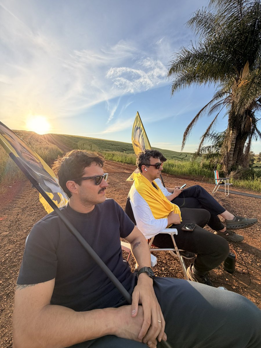 GuiMedon's tweet photo. EU SÓ RESPEITO O SACRIFÍCIO.

Aqui vai um desabafo sobre a minha PRIMEIRA ELEIÇÃO. E a ironia é que já fazem 18 anos desde a minha primeira votação em um processo eleitoral.

Quero começar me desculpando caso pareça prepotente. Não é minha intenção.

Naquele momento, eu era como 99% da população brasileira: somente um indignado — embora a população tenha perdido essa capacidade —, bravo sem saber com o quê, movido pelos incentivos mais curto-prazistas possíveis.

O diferencial: eu era um curioso. Sempre fui. Mas os prazeres mundanos insistiam em empurrar essa vontade para o futuro. Reclamava, mas não sabia o que construir, nem como.

Admirei de longe a revolução antipetista que criou a “direita” no Brasil em 2013. Comentava sobre política com ares de sabedoria, com a arrogância de quem julga saber muito por, tão somente, sei lá, saber definir que a esquerda é comunismo e a direita é capitalismo — UAUU —, quando, na real, eu não sabia porra nenhuma.

Não que hoje eu saiba de tudo. NÃO MESMO.

Há dois anos, entrei em uma jornada de descobrimento próprio. Foi nessa jornada que agucei aquela curiosidade que havia deixado de lado. Foi ali que aprendi a me questionar, a questionar minhas escolhas, a me aprofundar nas coisas, a não acreditar cegamente..

Essa jornada de dois anos me transformou mais do que todos os 34 anos que a precederam. Foi a partir dali que aprendi a ter a humildade de entender que eu não sei de nada.

E, quando assumimos isso, nossa vida se torna melhor, nossas relações se tornam melhores, nós próprios nos tornamos melhores. Mas o mais importante é que foi a partir dali que encontrei o propósito da minha vida.

PERDI A VERGONHA DE SER IDEALISTA.

EU QUERO MUDAR O MUNDO.

Pode parecer pretensioso, mas o pretensioso, nesse caso, é o horizonte de quem ousa, de quem tem coragem, de quem está disposto a perder, A SE SACRIFICAR.

O incentivo correto agora estava ali. Do que mais eu precisava?

De um grupo que tivesse o mesmo sonho que eu, a mesma obsessão e a mesma obstinação.

O incentivo é importante, mas ter com quem compartilhar o fardo éMalinda mais. E, mais do que isso, ter em quem se espelhar é fundamental.

Em um post do ano passado, eu disse que aquele fora o melhor ano da minha vida, mas que este seria ainda maior e melhor.

Eu acertei.

E só acertei porque ousei IR e FAZER.

Não segui a manada. Perdi prazeres fugazes, amizades superficiais; passei a ser criticado e xingado pelas minhas posições e crenças; perdi seguidores; perdi momentos com a minha família, com a minha filha.

E, no fim, é disso que se trata este relato.

Ao perder, passei a dar o exemplo.

Como dito, a previsão era de que este ano seria melhor. E foi.

E agora serei ainda mais ousado e faço outra previsão:

EM 30 ANOS, EU E MEU GRUPO FAREMOS O BRASIL TER O FUTURO QUE MERECE.

UM FUTURO GLORIOSO.

Obrigado a todos os novos e velhos amigos que fizeram parte dessa etapa da minha vida.

Tô orgulhoso pra caralho e com um sentimento de — por ora — dever cumprido, mas com vontade de dobrar os esforços.