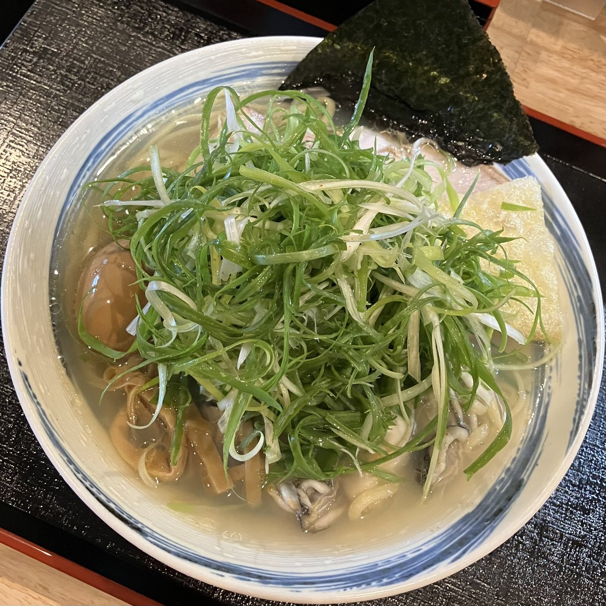 ykurikin's tweet photo. 大阪門真の「ラーメン哲長」さん…限定の『広島』に"ネギ増し"の"煮玉子"トッピング…牡蠣のエキスたっぷり滲み出た旨みたっぷりスープに…ザクっと"九条ネギ"ともっち"平打麺"の食感が良きですなぁ…ご馳走さまでした〜(๑・ω-)～♥” #ラーメン哲長 https://t.co/5Xiy5EsIQz