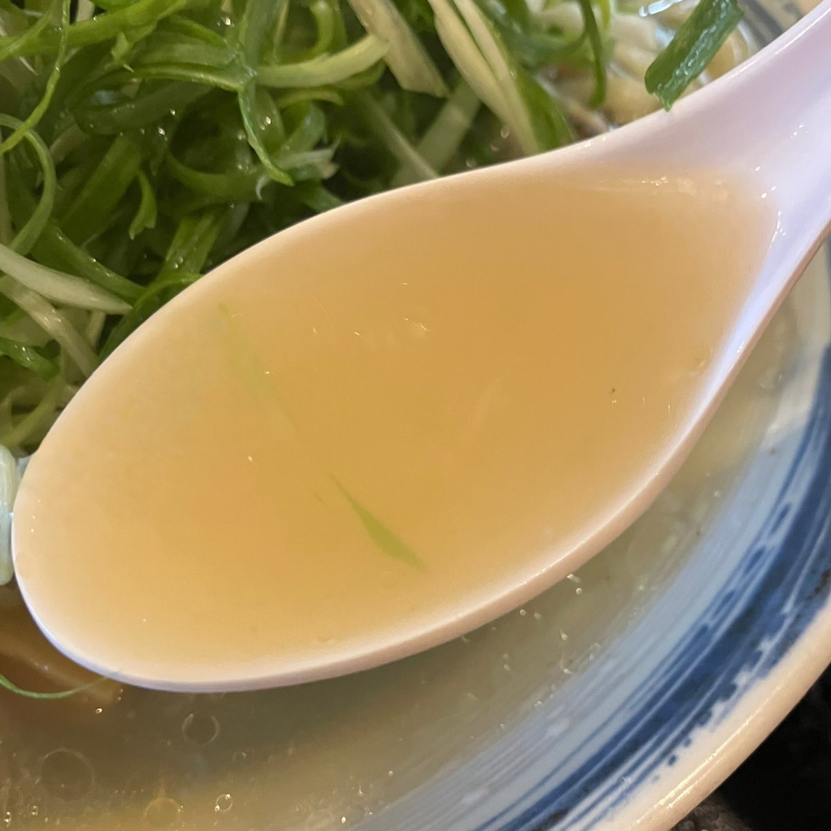 ykurikin's tweet photo. 大阪門真の「ラーメン哲長」さん…限定の『広島』に"ネギ増し"の"煮玉子"トッピング…牡蠣のエキスたっぷり滲み出た旨みたっぷりスープに…ザクっと"九条ネギ"ともっち"平打麺"の食感が良きですなぁ…ご馳走さまでした〜(๑・ω-)～♥” #ラーメン哲長 https://t.co/5Xiy5EsIQz