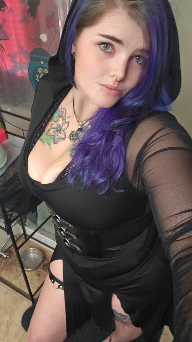 fallen80963tv's tweet photo. Kinda feel like this meets witchy vibes without the mask 2 costumes in 1 hehe https://t.co/hzbVDSzghV