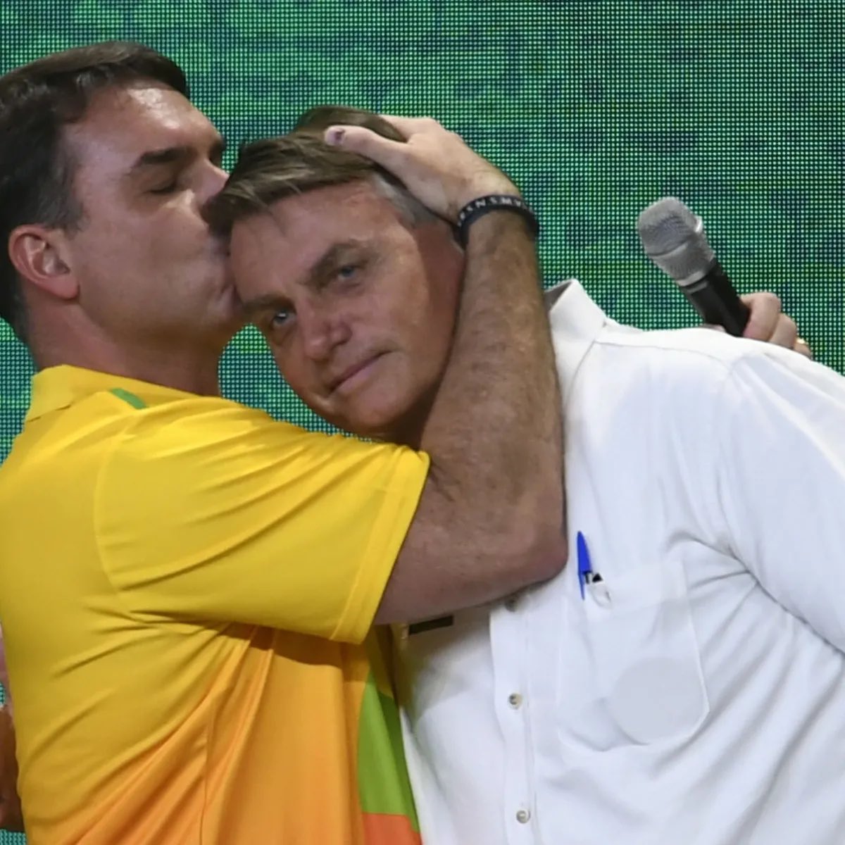 eduardomenoni's tweet photo. ¡Toda Latinoamérica gira a la DERECHA, hoy sepultamos al maligno y comunista Foro de São Paulo!. 🇧🇷

Flavio Bolsonaro PRESIDENTE. https://t.co/EVHDvN4c7z