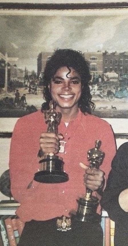 bitefemmes's tweet photo. These pics are so off the wall era https://t.co/d0kLXseRUf