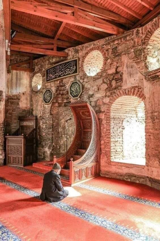 avhck's tweet photo. Kısmetindir gezdiren yer yer seni,
Arşa çıksan âkıbet: yer, yer seni.
Onun içün, onun adı yer oldu,
Önce besler, sonra kendi yer seni! https://t.co/J2ZWSombj4