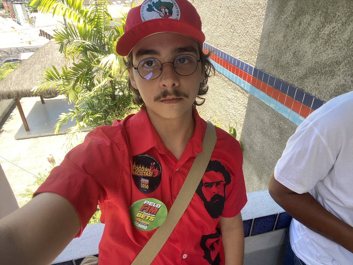 luccascom2C_'s tweet photo. segunda eleição, segunda vez votando em lula
graças a deus https://t.co/qsBqS7WgrF