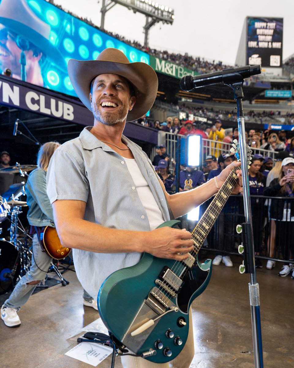 dustinlynch's tweet photo. Sunday football 🤝 country music

Baltimore, y’all were a damn good time. Thanks for having us, @Ravens 🏈 https://t.co/WyH2Ln28zK