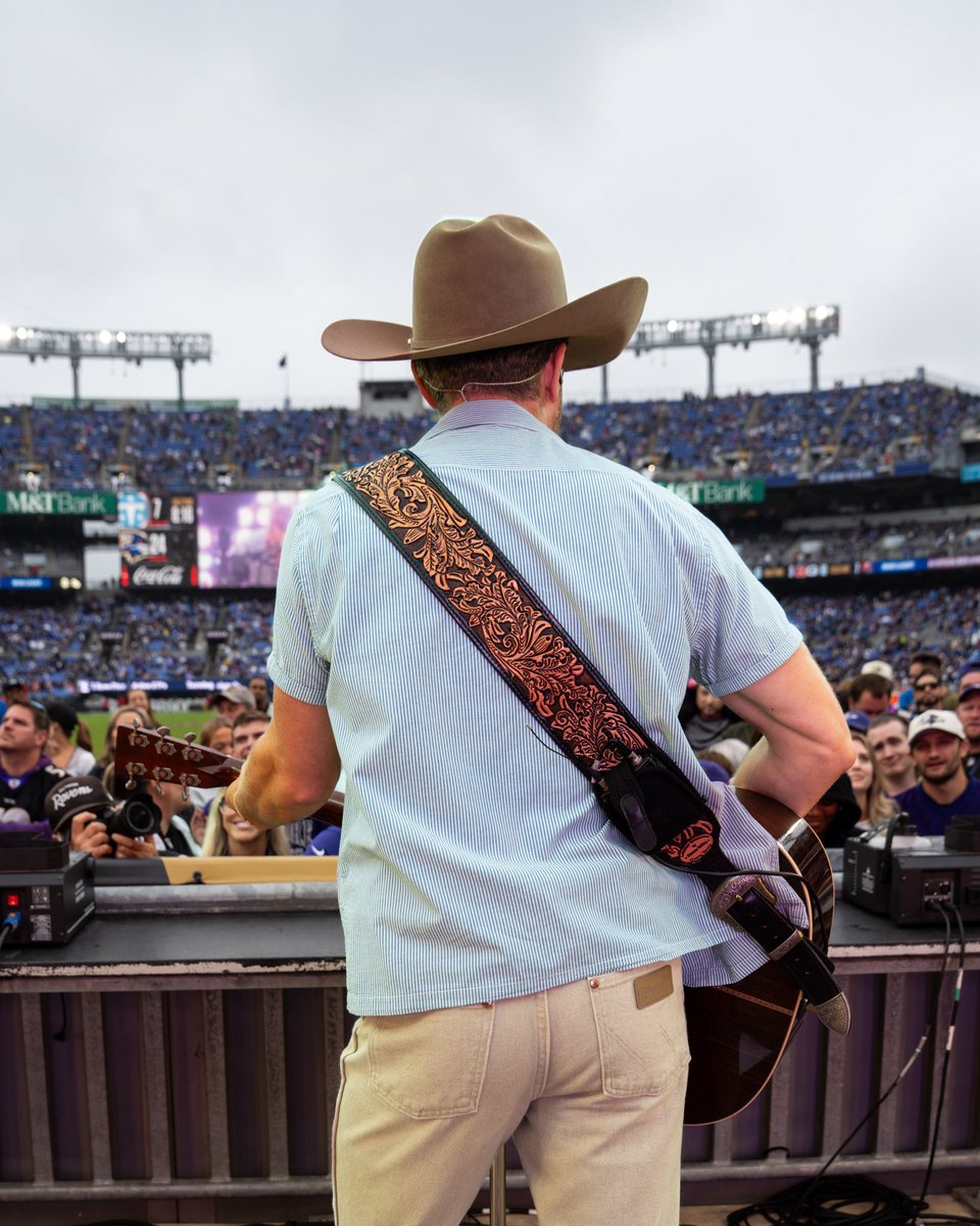dustinlynch's tweet photo. Sunday football 🤝 country music

Baltimore, y’all were a damn good time. Thanks for having us, @Ravens 🏈 https://t.co/WyH2Ln28zK