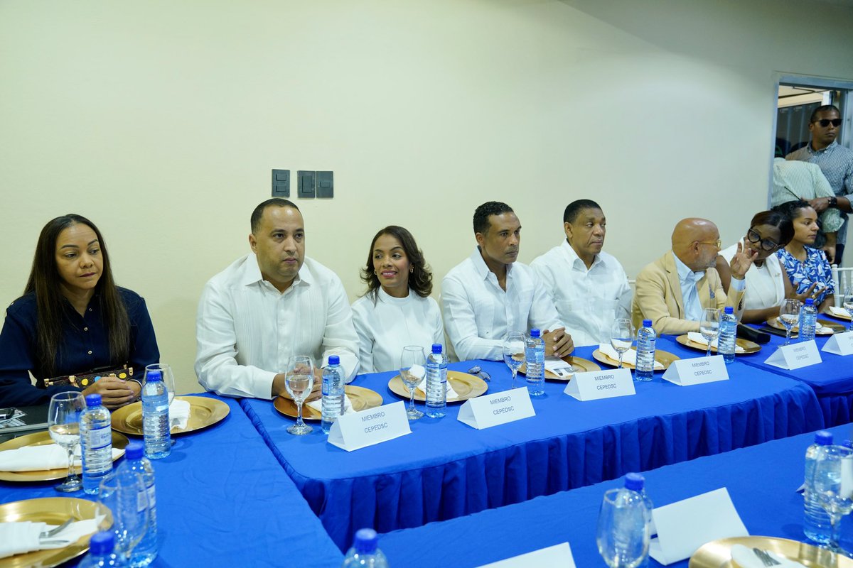 FPcomunica's tweet photo. #FPComunica |

Luego de la masiva juramentación de nuevos miembros de la #FuerzaDelPueblo con #LeonelEnSanCristóbal, el presidente del partido participó en encuentro con el Consejo Empresarial por el Desarrollo de San Cristóbal.

📍: CEPEDSC https://t.co/vnm4jCZMaP