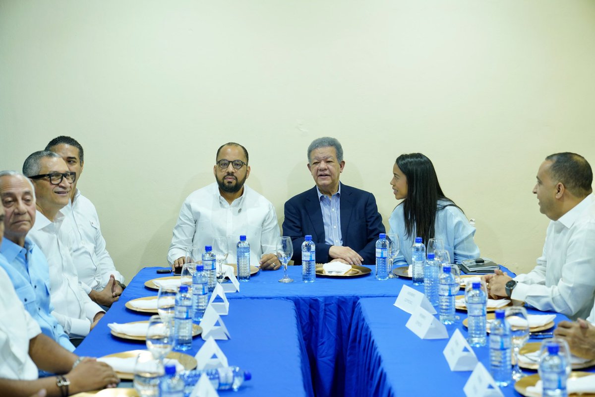 FPcomunica's tweet photo. #FPComunica |

Luego de la masiva juramentación de nuevos miembros de la #FuerzaDelPueblo con #LeonelEnSanCristóbal, el presidente del partido participó en encuentro con el Consejo Empresarial por el Desarrollo de San Cristóbal.

📍: CEPEDSC https://t.co/vnm4jCZMaP