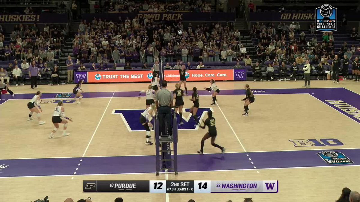 A college volleyball game in progress between Purdue (10) and Washington (22), with the score showing Purdue 12 and Washington 14 in the 2nd set, Washington leading 1-0.