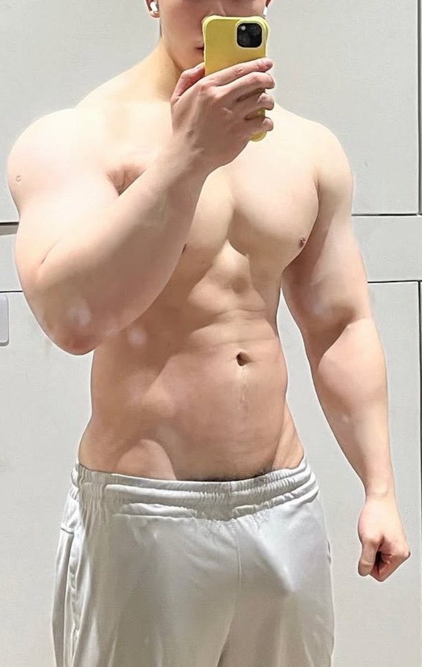 PhamHungnxaz's tweet photo. Đi gym với tôi không 💪💪💪… https://t.co/bSSDr8gp6O