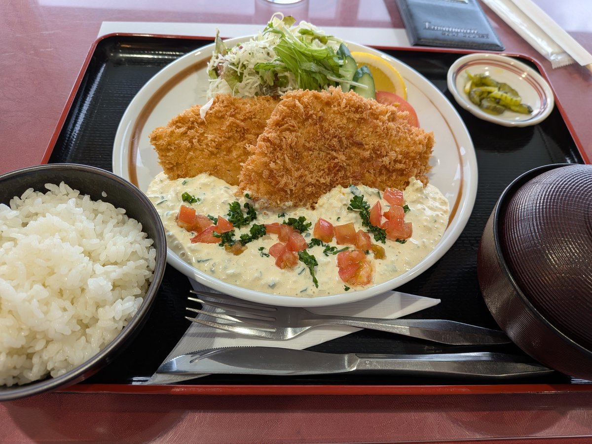 ksaka07's tweet photo. ランチのメカジキフライは、ボリューム満点✨ https://t.co/MZ5tK2AMNm