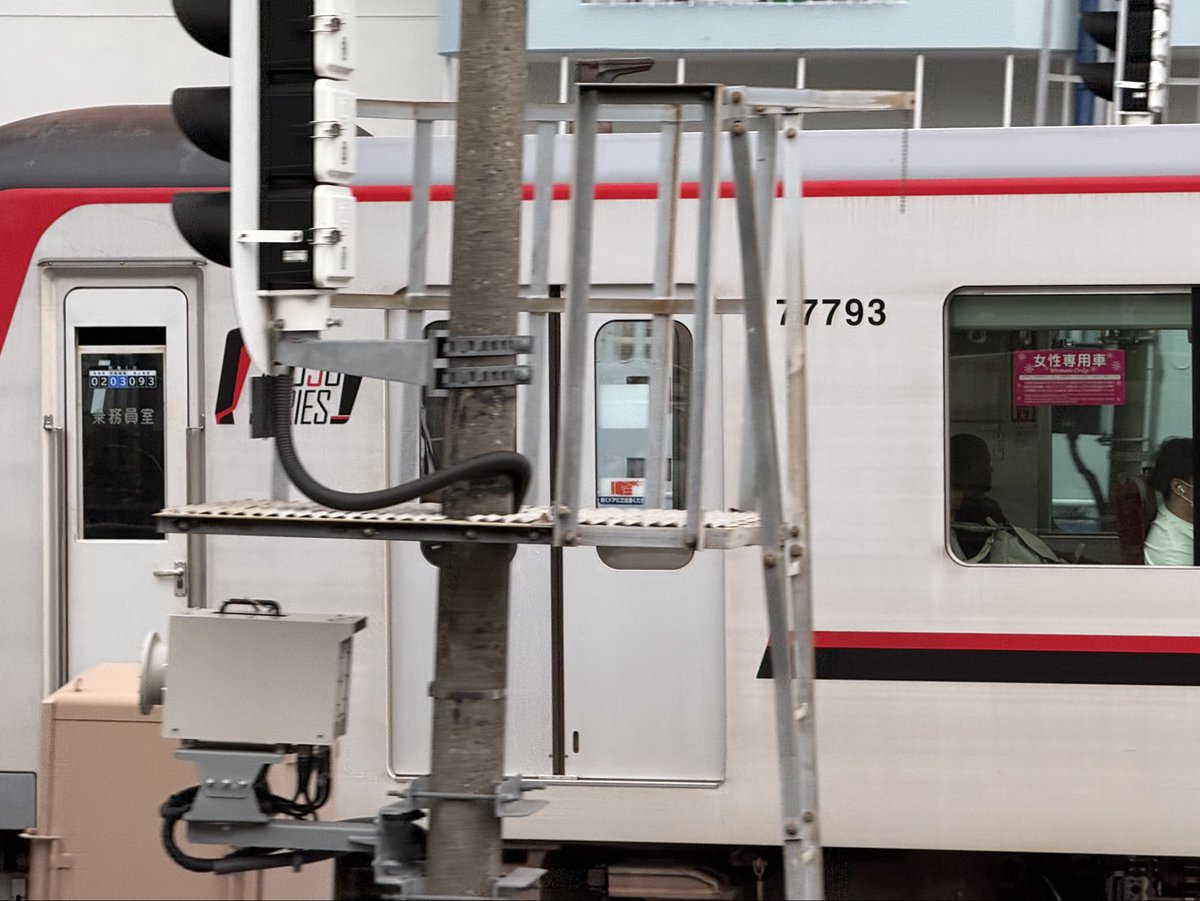 Tobu_unyo_'s tweet photo. 【71793F】
乗務員室扉上にCBTC用の列車IDが貼られた模様です https://t.co/kwIEJ0o1yi