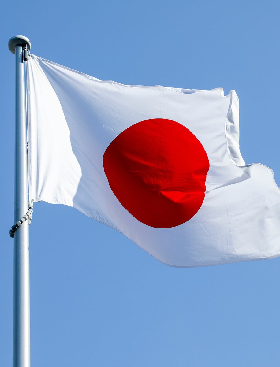 SomosKudasai's tweet photo. El sueño de quedarse a vivir en Japón se acaba de poner mucho más cuesta arriba para los extranjeros, luego de que las autoridades migratorias endurecieran drásticamente las reglas para conseguir la residencia permanente.

Ahora los solicitantes deberán comprobar ingresos familiares superiores al promedio nacional —unos $38,300 dólares anuales en comparación con los casi $20,000 que se contemplaban antes—, proyectar tres décadas de aportes a pensiones y pagar una tarifa de trámite que se disparó de unos $67 a más de $1,330 dólares, además de exigir un nivel más alto de japonés y duplicar el tiempo de espera para cónyuges.

Con medidas que incluso se aplicarán de forma retroactiva a expedientes en curso, el gobierno nipón busca garantizar que nadie termine dependiendo de la asistencia pública, levantándole un muro casi imposible de escalar a quienes soñaban con echar raíces definitivas en el país.