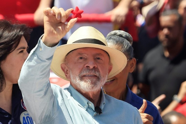SeydouB2r's tweet photo. Quelqu'un a une idée de comment ça s'agence pour le camarade Lula ? https://t.co/8cqeMWxU4q