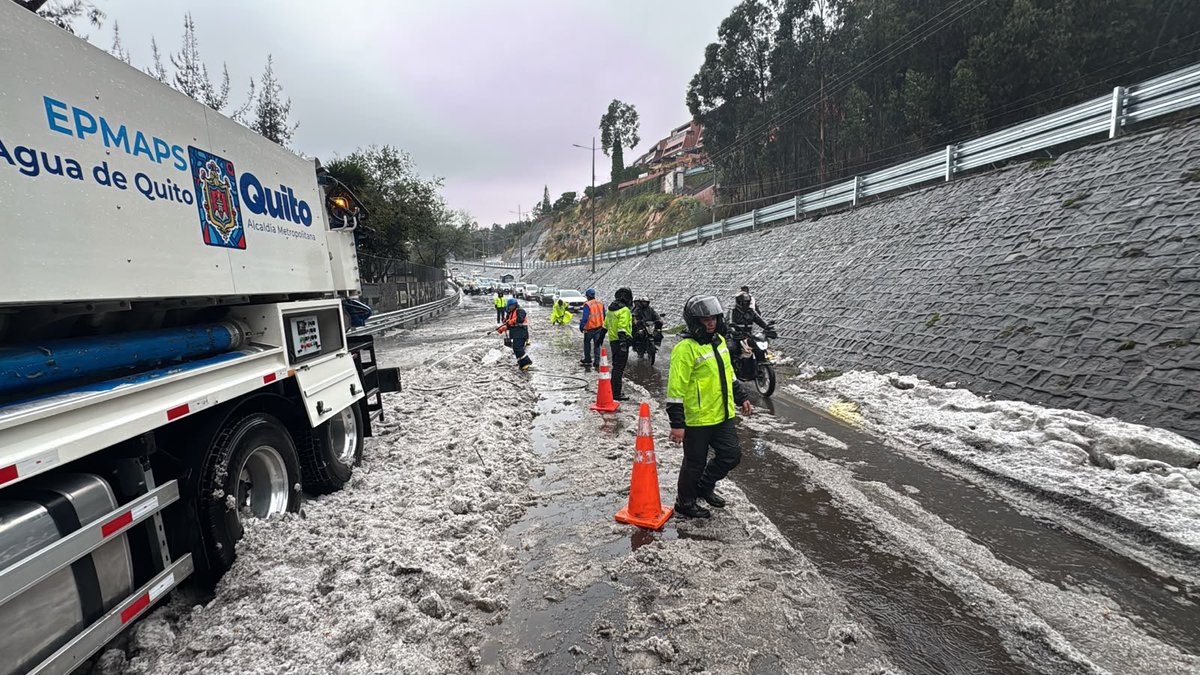 coequito's tweet photo. #Activados24Siete| 🌧️ Ante las lluvias registradas este domingo, el Municipio de Quito mantiene desplegados sus equipos operativos para atender emergencias en distintos sectores de la ciudad. https://t.co/e8pRDITxM8