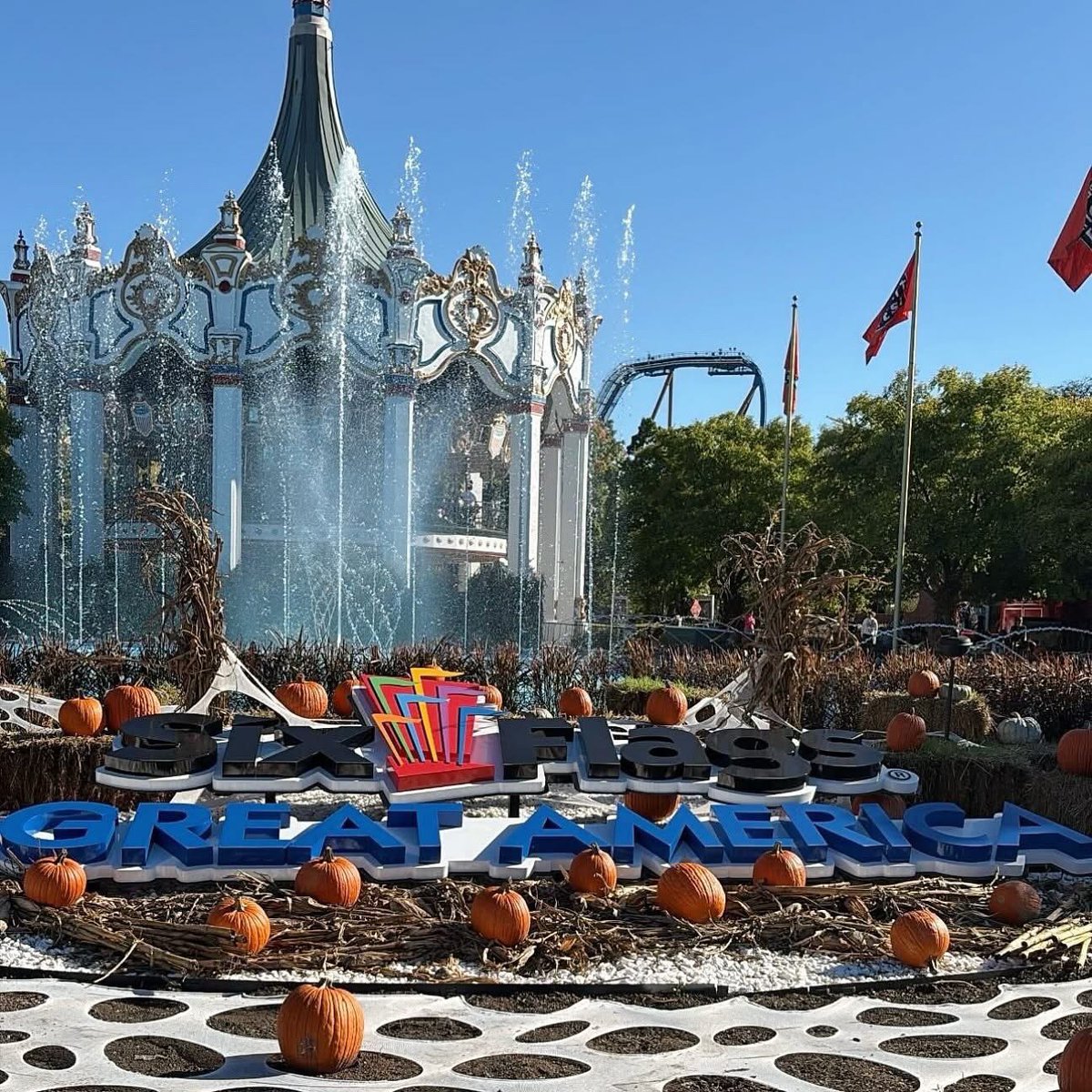 Giardiniera83's tweet photo. Having a frightful time at @SFGreat_America “Boo Fest” with the kids today! #SixFlags #SundayFunday #FamilyOfFive https://t.co/lIGpCQ9dCm