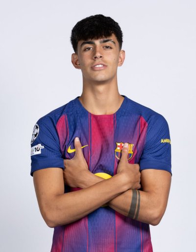 DailyFootyTakes's tweet photo. 🚨 BREAKING: Liverpool are closely monitoring Barcelona’s 19 year old midfielder Marc Bernal, with Reds manager Andoni Iraola pushing for his signature! 🔴🇪🇸

Although Barcelona view the La Masia starlet as a future cornerstone and have him under contract until 2029, Bernal's limited action behind Pedri, Gavi, and Frenkie de Jong under Hansi Flick could force an exit in 2027 if his playing time doesn't improve.

Liverpool face competition from Atletico Madrid, Chelsea, and Manchester United for the €30M rated midfielder.

[@Juanjesuscsap via @empireofthekop