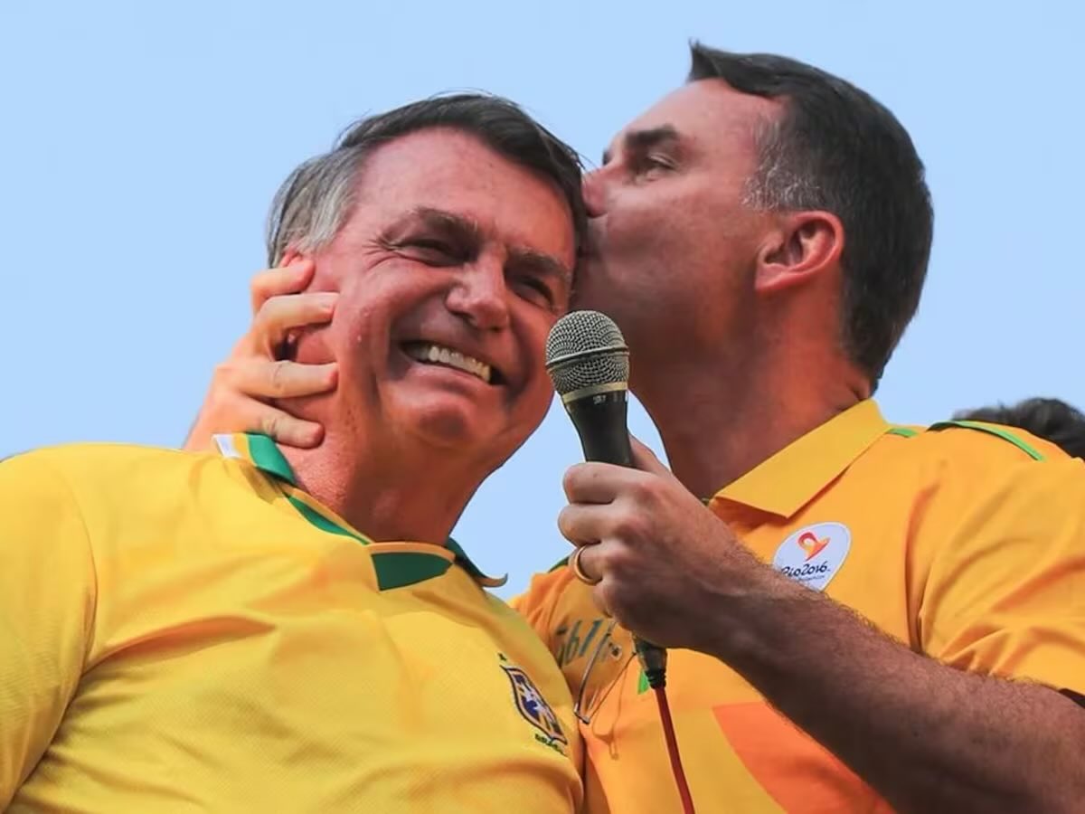 eduardomenoni's tweet photo. 🇧🇷 URGENTE : Elecciones presidenciales en Brasil 2026:

Escrutados el 41,57% de los votos

🟦 Flávio Bolsonaro: 50,41%
🟥 Lula: 41,44%

Casi la MITAD de los votos a nivel nacional contados y el Flávio sigue por encima del 50%.  🔥 https://t.co/hEagUQudVU