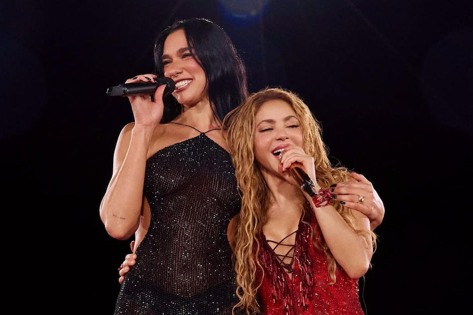 Dua Lipa y Shakira cantan "Antología" en residencia de Madrid