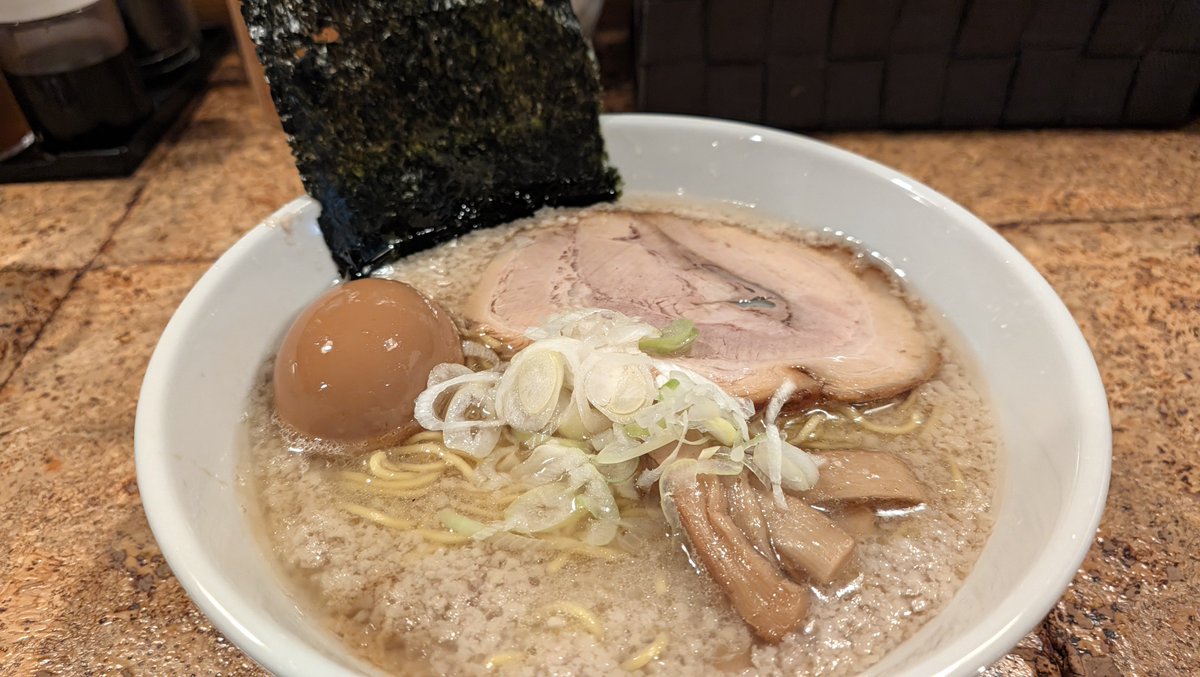 Yerse141's tweet photo. 熊谷 きくちひろきのこってり醤油ラーメン（味玉）

しょっぱいラーメンが食べたくなったのでこちらへ。
やっぱりここのこってり醤油は素晴らしい♪チャーシューもいつもよりも厚めだった気がします高血圧には良くないかもしれませんが、しょっぱい＆美味いは本当に良いですね♪

#熊谷
#きくちひろき https://t.co/M0iUbqoFFr
