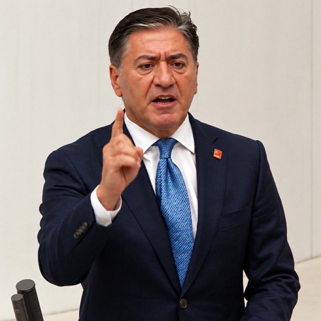 frekanstr_'s tweet photo. YENİ Partili Murat Emir: “AKP’li Fatma Betül Sayan Kaya bizleri eğitim hayatı konusunda aydınlatmak ister mi?

Bir insan aynı tarihlerde hem ABD’de İSBAK bursiyeri hem AKP yöneticisi hem Başbakan danışmanı hem de İBB’den maaşlı çalışan olup aynı anda Cerrahpaşa Tıp gibi ağır bir fakülteyi nasıl bitirebilir? 

Üstelik ortada yasal zorunluluk olan mecburi hizmet bile yok.

Tıp eğitimi part-time yapılamaz! 

Kendisi gelsin Meclis'e ve diplomayı nasıl aldığını izah etsin.”