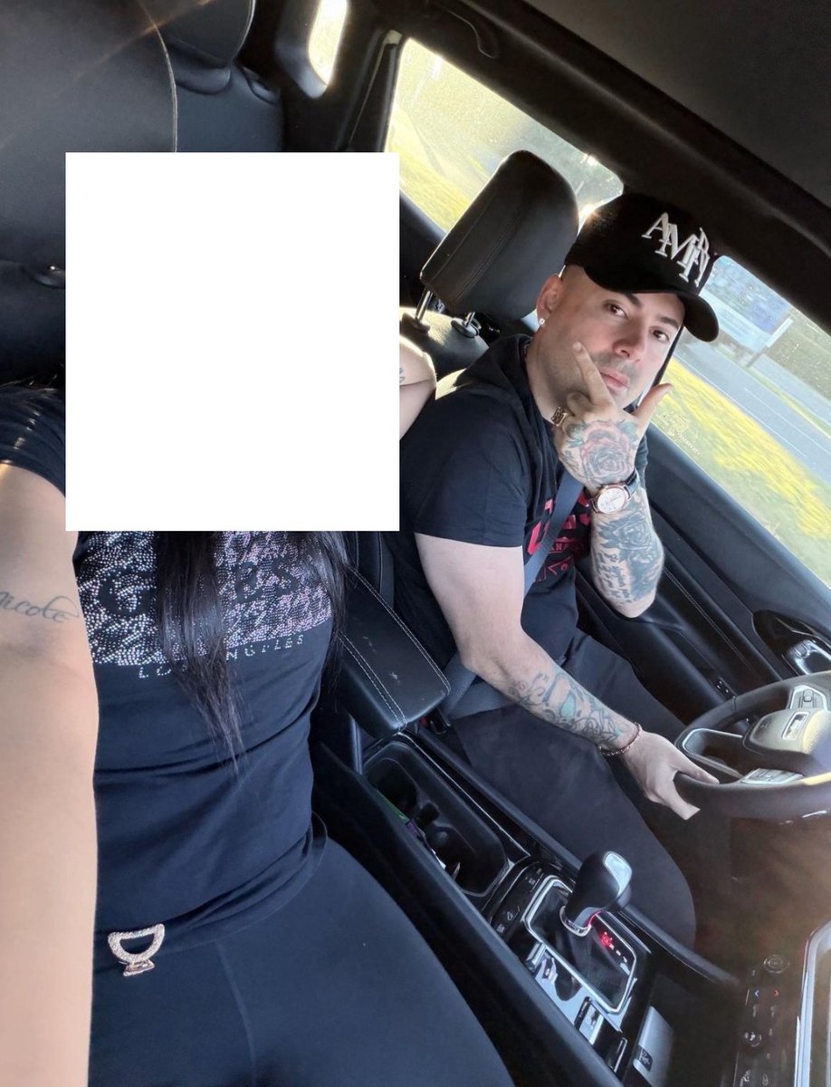 EPreve's tweet photo. 🔴 GUERRA NARCO

✔️Carlos Andrés Migales Viera (31), el uruguayo asesinado hoy en Buenos Aires, se hacía llamar el líder del Clan La Mafilia, conocido públicamente como Los Puglia en Uruguay.

✔️Al momento de ser asesinado, Migales Viera estaba con su señora en Buenos Aires y tenía dos hijas. Ninguna de ellas resultó lastimada.

✔️Hace poco se había ido a vivir a Punta del Este, donde había abierto negocios legales, entre ellos un restaurante.

✔️Sus aliados en Uruguay del barrio Villa Española, señalan como responsable del crimen a otro narco, que vive en el barrio privado Carmel (Canelones).

✔️El 12 de setiembre, un grupo de cinco delincuentes armados e ingresó de madrugada al barrio privado Carmel en Canelones tras simular un operativo policial y un falso delivery. Buscaban a un narco que vive en ese barrio e integra una banda enemiga. 

✔️ Al enterarse de ese intento de ingreso a su casa en el barrio Carmel, el narco escribió en su estado de WhatsApp: "Si ellos están dispuestos a matarnos, tienen que estar dispuestos a morirse también".