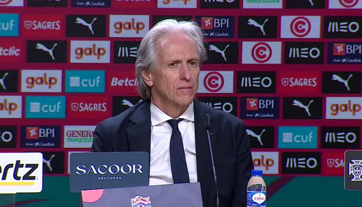 AsQuinasOff's tweet photo. “Si Cristiano ne revient pas en sélection, c’est son choix. Toute cette affaire a été montée en épingle trop rapidement. Il n’y avait aucun problème. Oui, il n’est pas entré en jeu, mais vous pensez que c’est une raison pour arrêter la sélection ?

– Jorge Jesus https://t.co/eLWY3eDwZ3