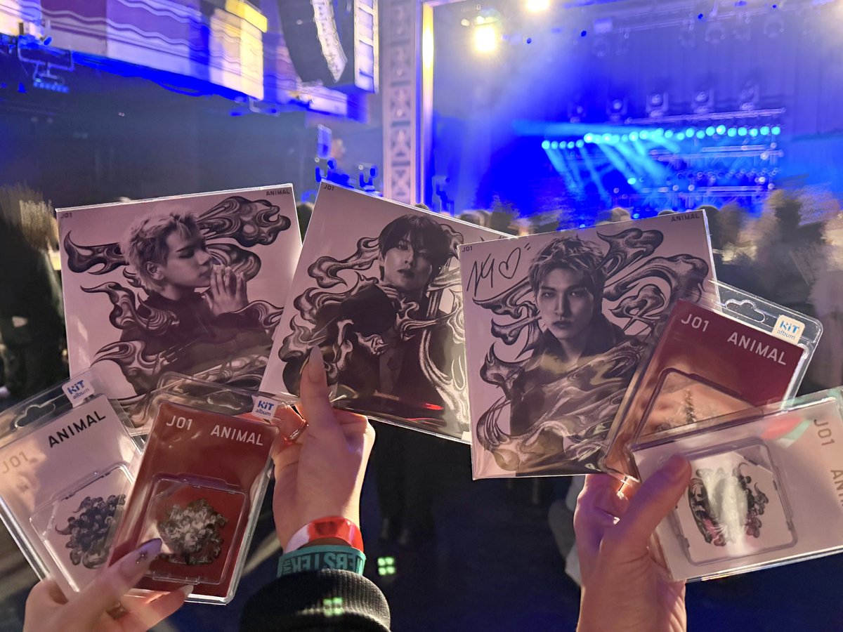 shiitake_jo1's tweet photo. NYから会場販売が決定したCD、ランダムのはずが全部にサイン入ってた…！！沢山書いてくれたってことだよね、ありがとうございます😭
#JO1_in_NorthAmerica
#JO1_NYC_1004 https://t.co/gbAhSDsk4g