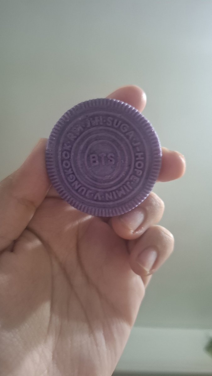 KJMHMPTJ's tweet photo. YA LLEGAMOS A 100 MUTISSS QUE LINDASSS 
Tengan les regalo una galleta 💜💜💜 https://t.co/IaCu3N1616