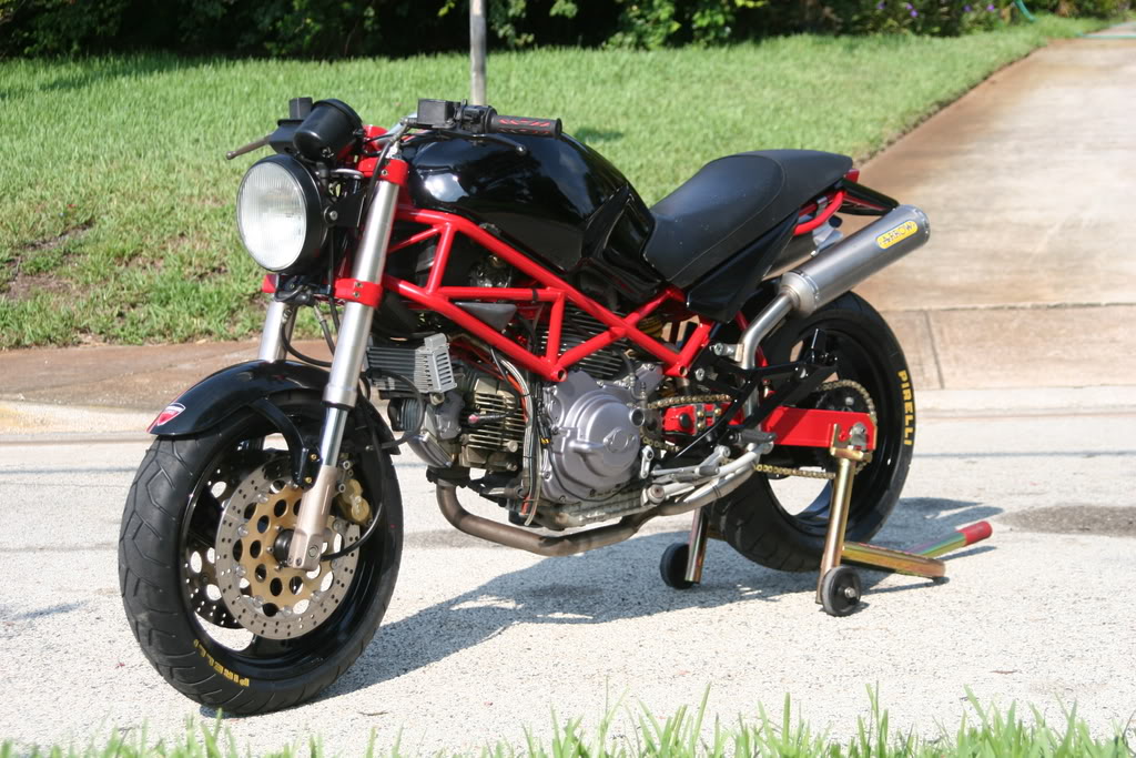 Moto_History's tweet photo. The 1992 Ducati Monster brought back the standard bikes often called naded bikes.  #ducati  #streetsportbikes  #italianmotorcycles  #sportystreetbikes  #trellisfames  #motorcycleengineering https://t.co/6E31Osx3hj