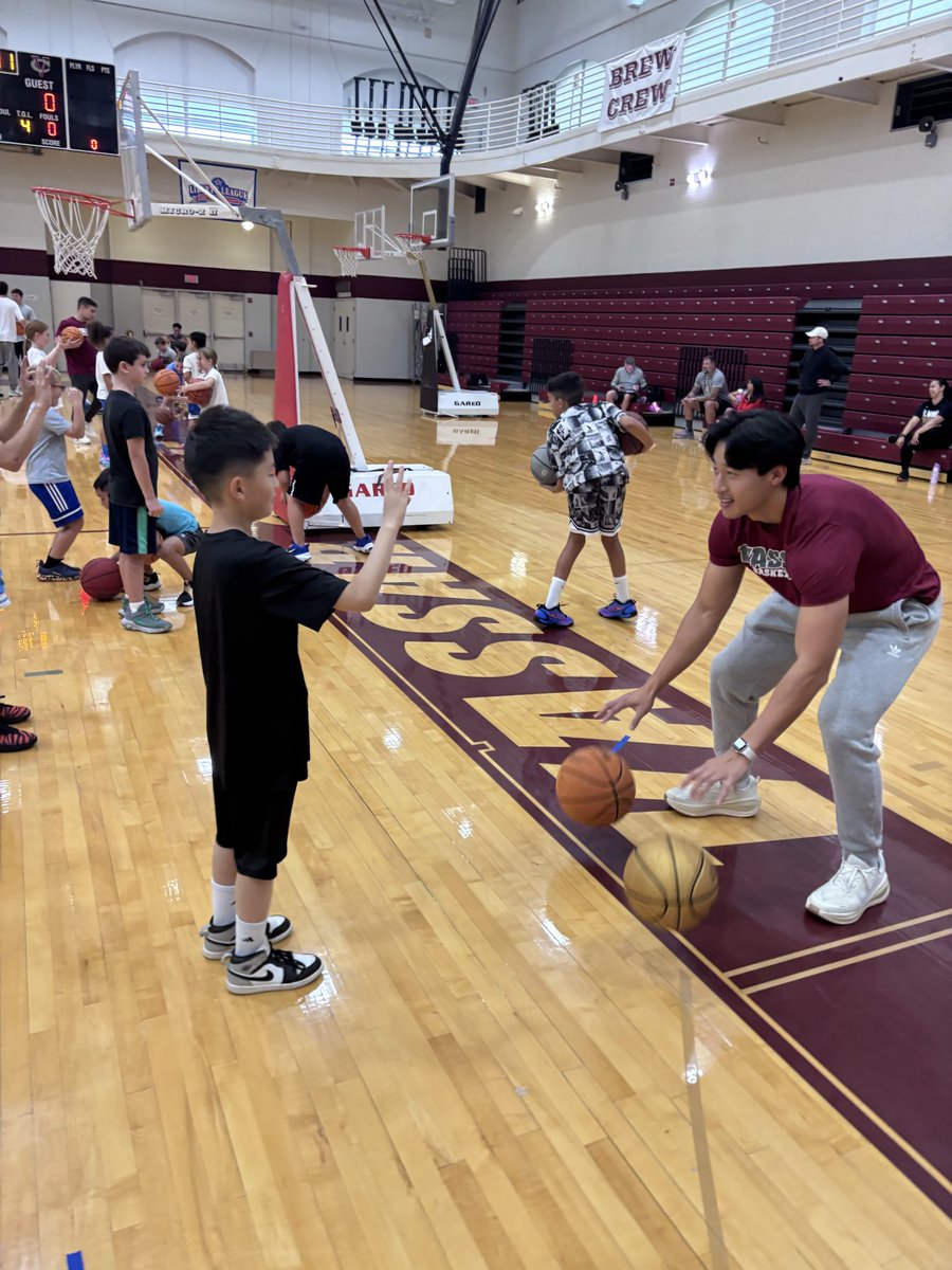 VassarMBB's tweet photo. Basketball brings communities together. 🏀

Great day with St. Martin’s CYO at our free clinic—sharing the game, building relationships, and giving back to the next generation. 

#BrewerPride #D3Hoops #Community https://t.co/joazdl3YJF