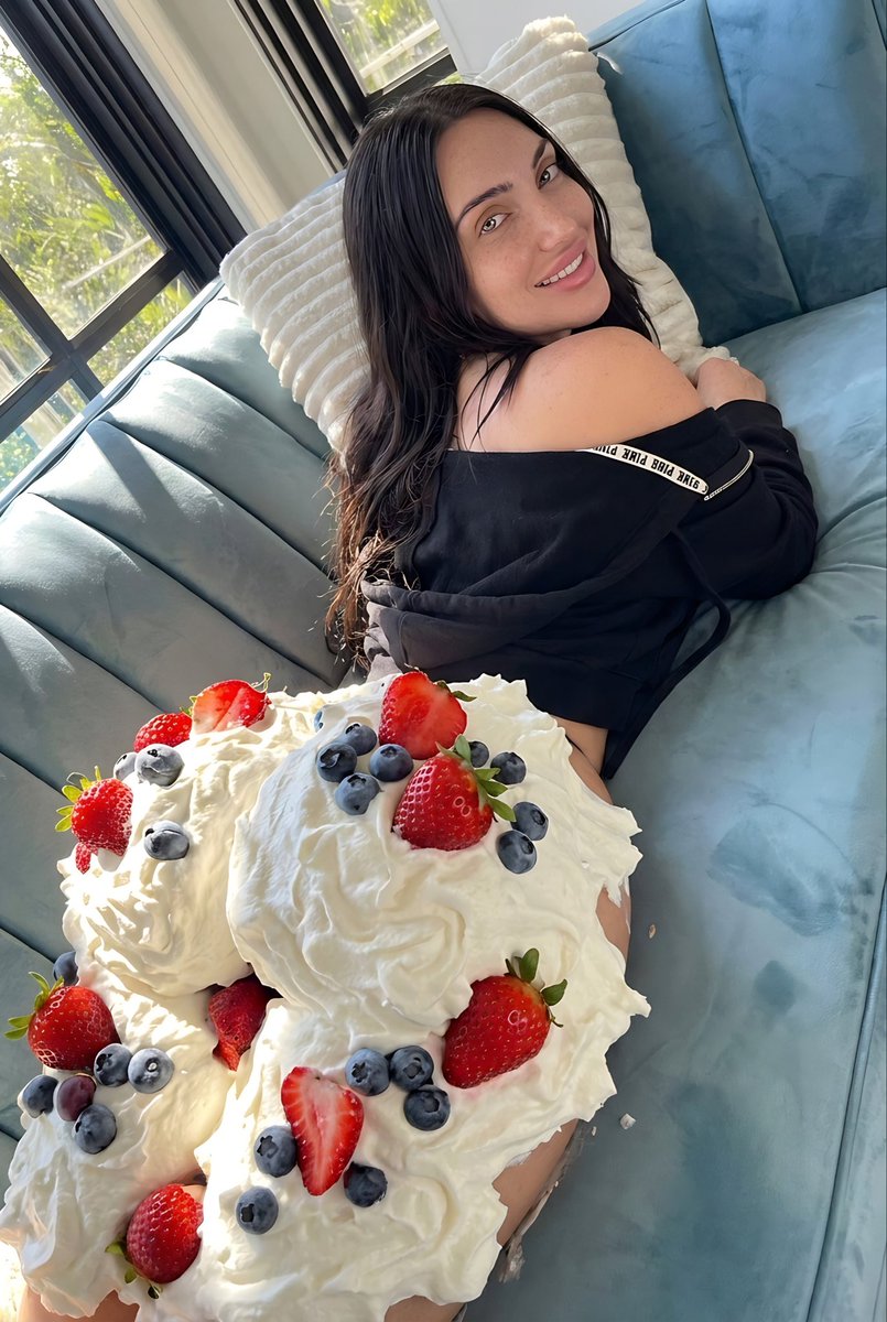 PaulaTmp0's tweet photo. Guess who’s celebrating a birthday today? 🤪 #اکتوبر5_یوم_عمران_خان #خان_کی_سالگرہ_مزاحمت_کے_نام https://t.co/lC1HecTNQD