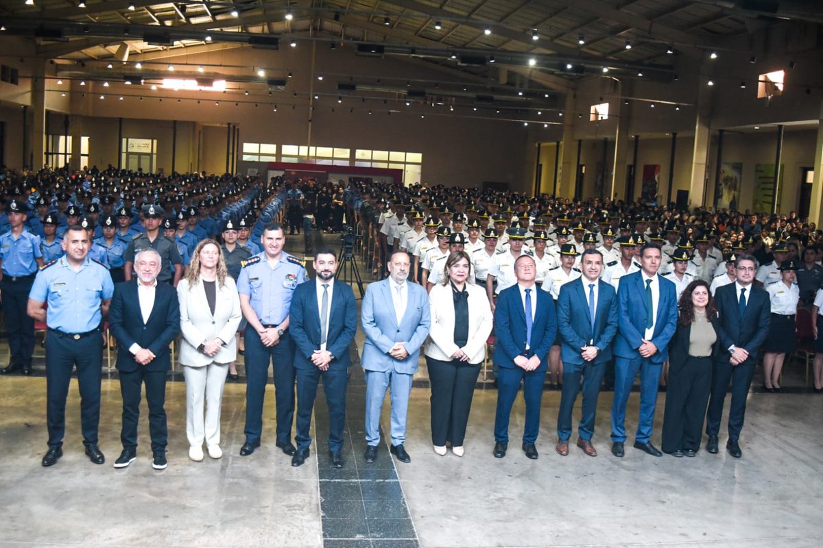 MinSegJusDDHH's tweet photo. 👮‍♂️ 272 NUEVOS EFECTIVOS DE SEGURIDAD PARA FORTALECER EL SISTEMA.

Junto al gobernador Ricardo Quintela, pusimos en funciones a 272 nuevos efectivos de la Policía de la Provincia y del Servicio Penitenciario, ⬇️ https://t.co/LNZjX1kwbH