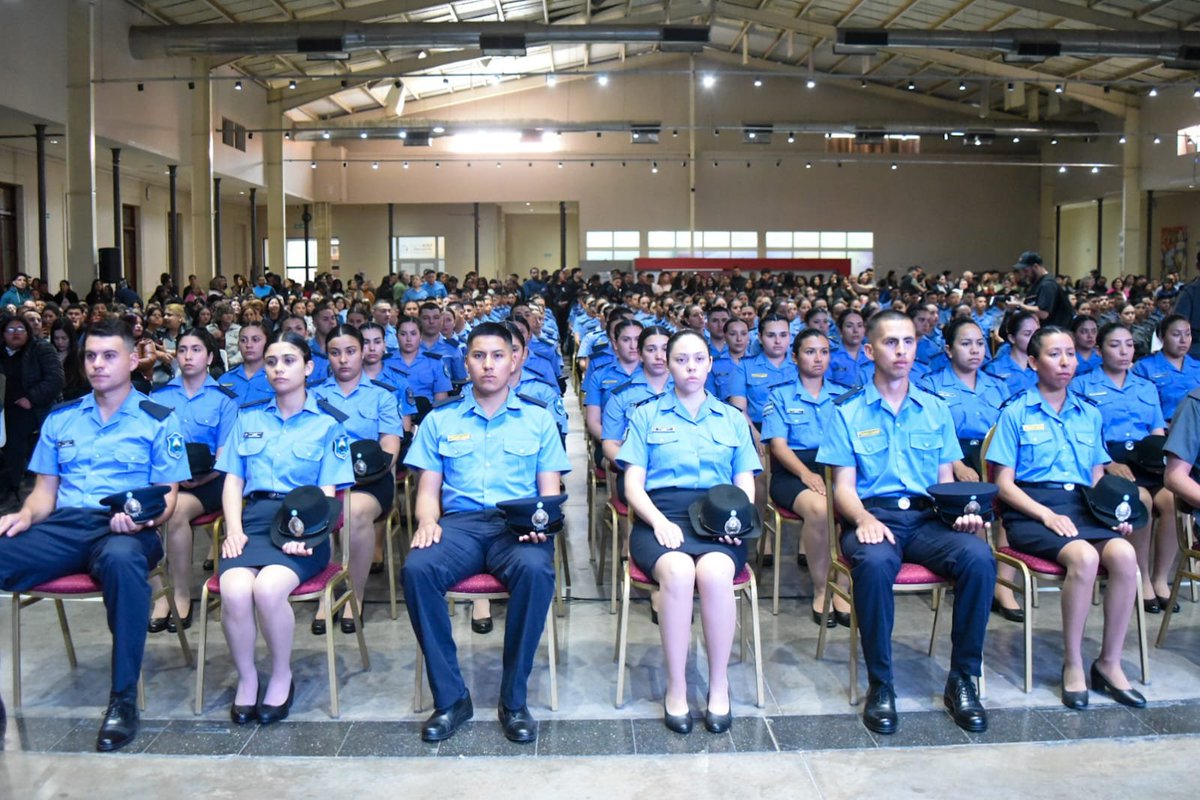 MinSegJusDDHH's tweet photo. 👮‍♂️ 272 NUEVOS EFECTIVOS DE SEGURIDAD PARA FORTALECER EL SISTEMA.

Junto al gobernador Ricardo Quintela, pusimos en funciones a 272 nuevos efectivos de la Policía de la Provincia y del Servicio Penitenciario, ⬇️ https://t.co/LNZjX1kwbH