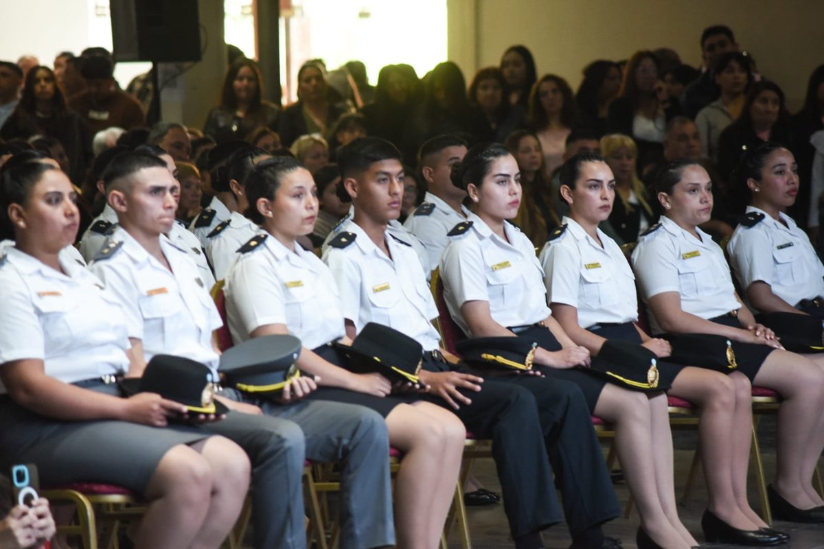 MinSegJusDDHH's tweet photo. 👮‍♂️ 272 NUEVOS EFECTIVOS DE SEGURIDAD PARA FORTALECER EL SISTEMA.

Junto al gobernador Ricardo Quintela, pusimos en funciones a 272 nuevos efectivos de la Policía de la Provincia y del Servicio Penitenciario, ⬇️ https://t.co/LNZjX1kwbH