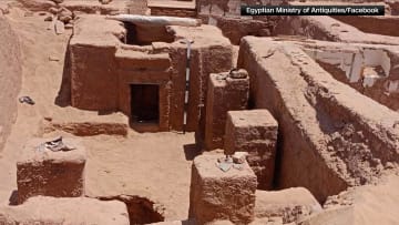 في مصر.. اكتشاف قبر عمره 1700 عام بداخله قصيدة رثاء باليونانية 