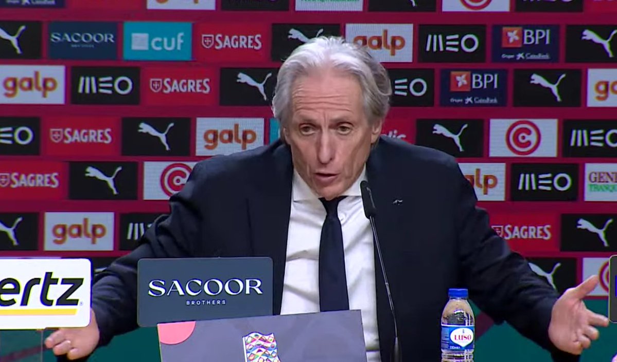 AsQuinasOff's tweet photo. “Je devrais dire pardon ? Je ne dois dire pardon à personne. La seule chose qu'on me reproche, c’est d'avoir envoyé Cristiano s’échauffer. À qui dois-je faire des excuses ? Je devrais dire pardon pour quoi ?”

– Jorge Jesus https://t.co/Y52HVPfuOy