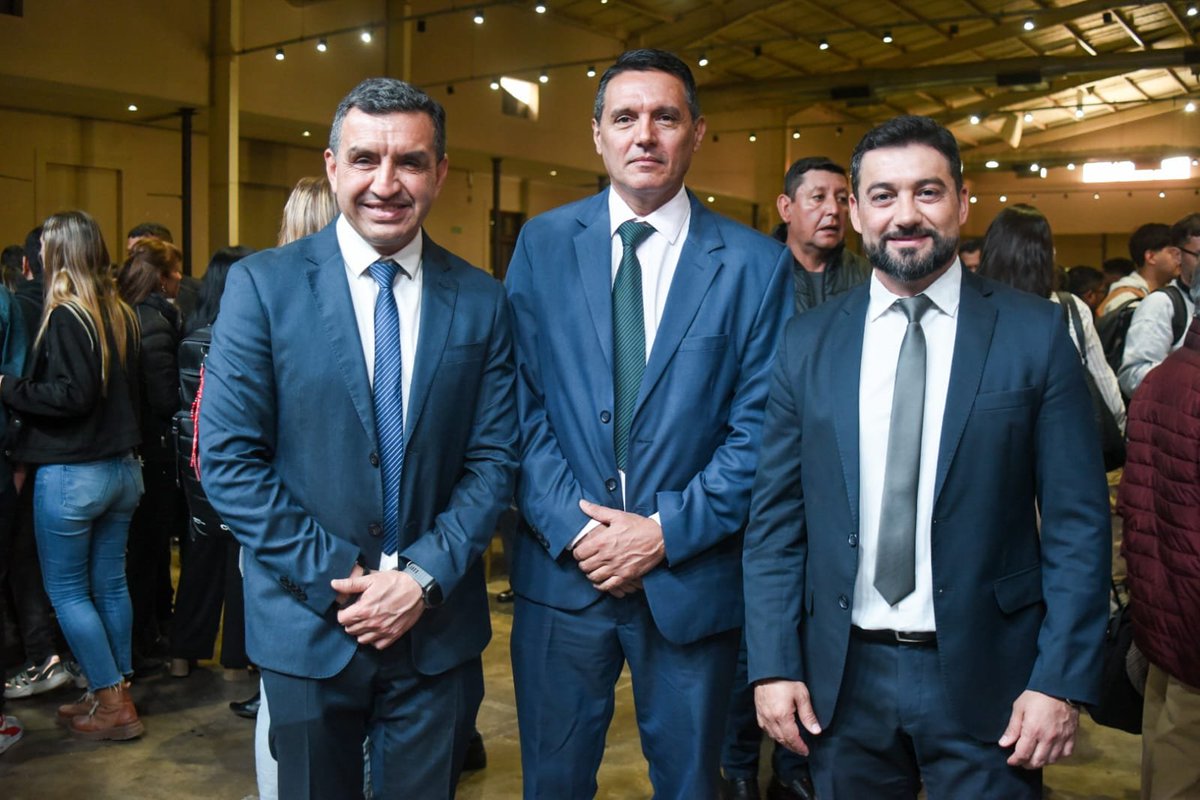 MinSegJusDDHH's tweet photo. @DrMiguelzarate Esta decisión política da continuidad a la inversión constante que desde el inicio de la gestión venimos realizando, entendiendo que contar con fuerzas preparadas y con mejores condiciones de trabajo es fundamental para brindar una respuesta eficiente a la comunidad. https://t.co/sQY4hZsEwZ