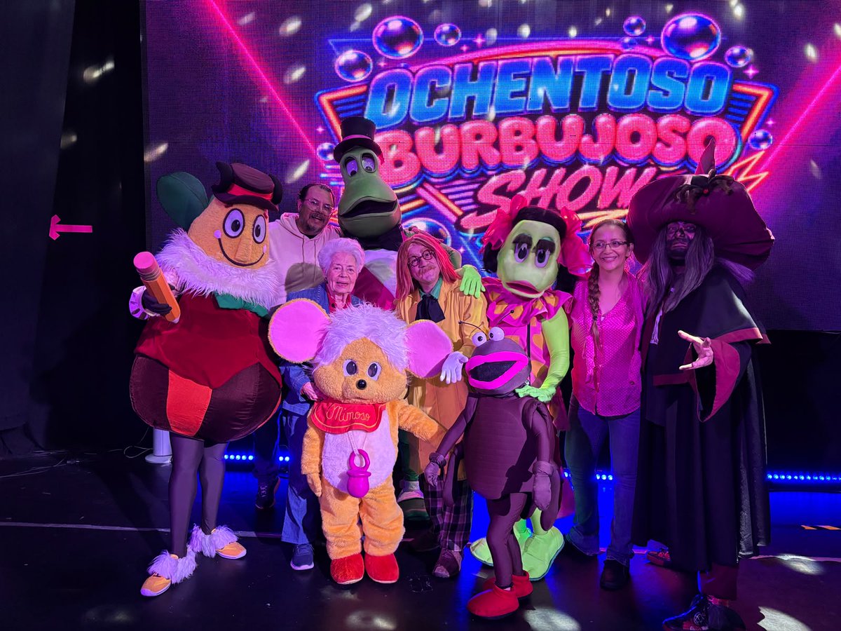 OficialBurbujas's tweet photo. #GeneracionBurbujas #SilviaRoche
¡ Ayer, en el Ochentoso Burbujoso Show, tuvimos el enorme honor de contar con la presencia de Silvia Roche, creadora de Odisea Burbujas, Katy la Oruga y El Tesoro del Saber ! 😍
Qué emoción tenerte ahí y poder decirte, tantos años después: «Gracias por acompañarnos mientras crecíamos». Muchos conocimos primero a tus personajes, sin saber quién estaba detrás de tantas aventuras. Ayer pudimos ponerle rostro a una parte muy querida de nuestra infancia.
¡Gracias, Silvia!
Quizá nunca alcances a imaginar cuántos hogares llenaste de alegría… ni cuánto cariño sigue guardando para ti toda una generación... TU Generación Burbujas.