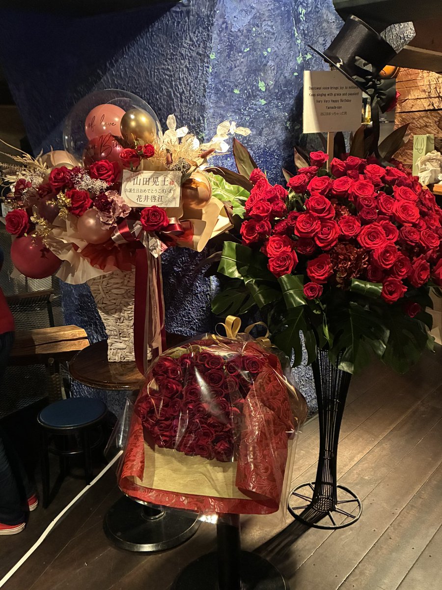 xapy_ya's tweet photo. 昨夜は吉祥寺スターパインズカフェで山田晃士独り舞台「偽物の系譜」でした。
子供の時に聞いてた曲から現在に至るまでの歌手としての流れをめぐるライブでした。
自分と5年ほど年齢が違うので流行曲は知らない曲が多かったです。でも、この人が歌うと晃士さんの歌になりますね。MC 含めて面白かった。 https://t.co/T2takjuX9Q