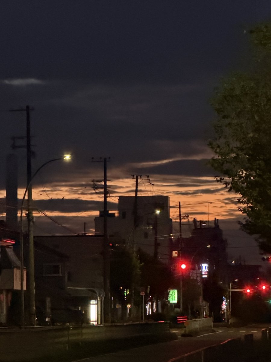 billy0618's tweet photo. もう少しで陽の出
雲がかかる空
妖艶な時間です
おはようございます https://t.co/fOwI6AJwjc