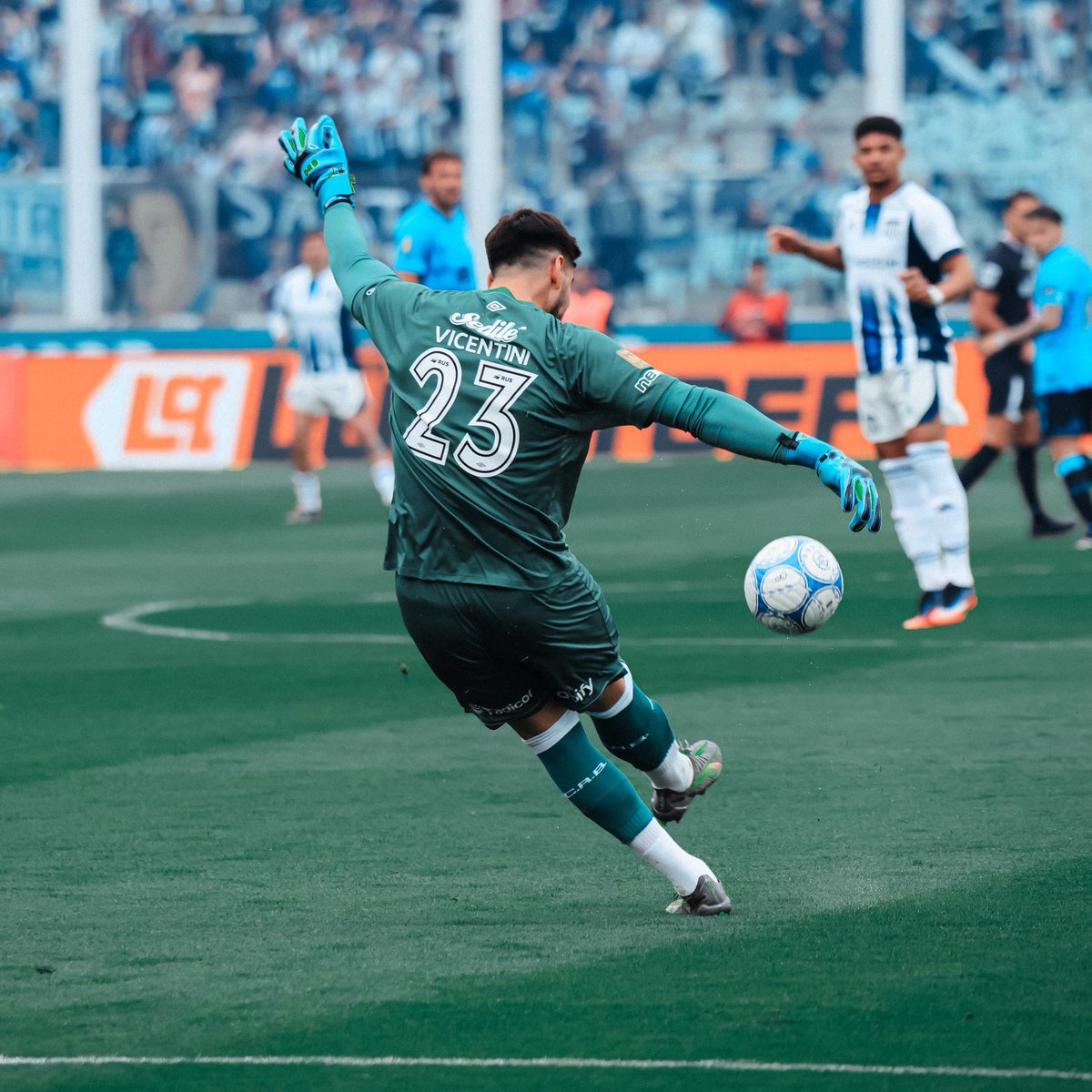 DataBelgrano68's tweet photo. #Belgrano | FIGURA TOTAL 👴🏼🔝🩵

Manuel Vicentini, que atajó hoy su 2° partido en todo el año, fue la figura absoluta de Belgrano en el triunfo ante Talleres, con 6 atajadas. https://t.co/SY348gBE48