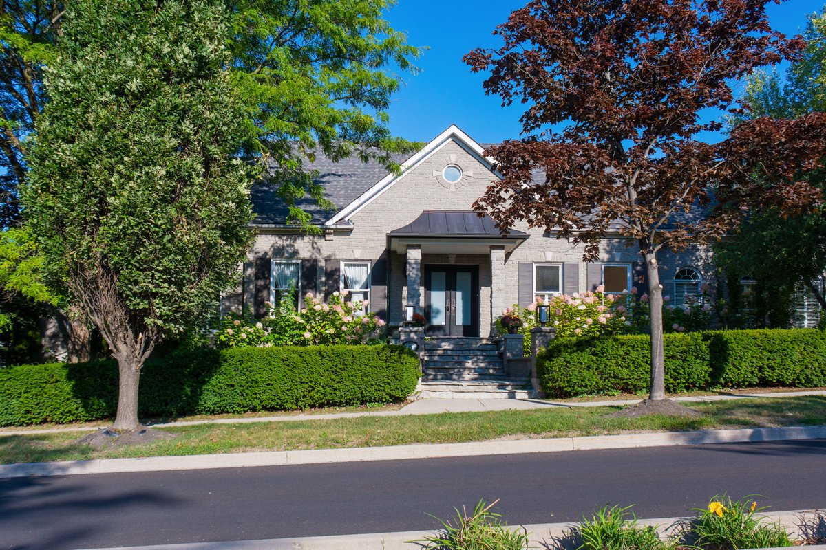 360virtual's tweet photo. 6500+ sq.ft. of living space... a beautifully maintained corner residence in Woodbridge.   2 master suites and a completely separate above-garage apartment.

$1,999,000 | MLS N13683880

#WoodbridgeHomes #YorkRegionRealEstate #FamilyHomes #BeautifulHomes #RealEstatePhotography https://t.co/Df0C5ckYyg